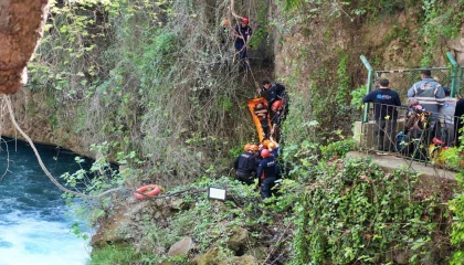 Manzara izlerken 15 metreden düştü, film gibi operasyonla kurtarıldı