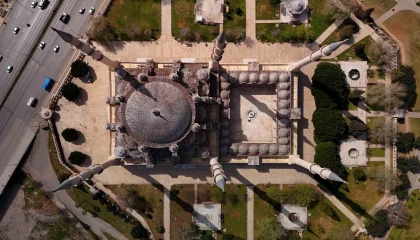 Merkez Camii, ihtişamı ve şifreleriyle dikkat çekiyor