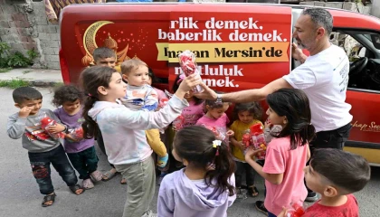 Mersinde 60 bin çocuğa bayram hediyesi olarak suluk ve şeker dağıtıldı