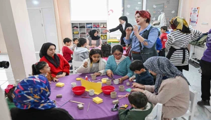Mersinde anne ve çocuklar seramikle buluştu