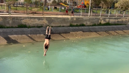 Mersinde kanalda yüzme sezonu açıldı