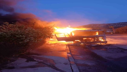 Mersinde karton yüklü tır alev alev yandı