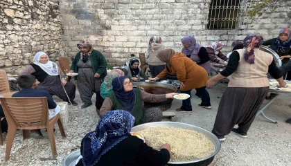 Mersinde köy sakinlerinden imece usulü iftar