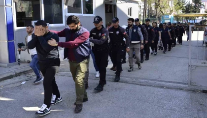 Mersinde müşterilerini 120 milyon lira dolandırdığı iddia edilen kuyumcu İstanbul Havalimanında yakalandı