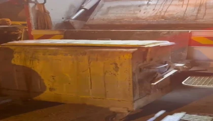 Mersinde talihsiz kaza: Çöp aracı ile konteyner arasında eli sıkıştı