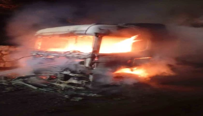 Mersinde yanan tır kullanılamaz hale geldi