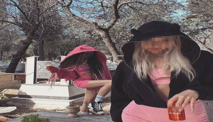 Mezarlıkta yaptıkları paylaşımları ile tepki çekmişlerdi: 5 gün önce yurtdışına çıkmışlar