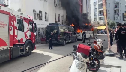 Midibüs alev alev yandı, mahalle sakinleri endişe içinde izledi