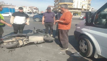 Minibüs ile çarpışan motosikletin sürücüsü yaralandı