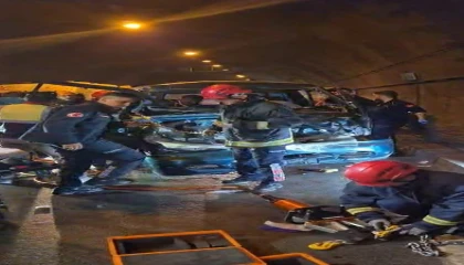 Minibüs ile kepçe tünelde çarpıştı, araçta sıkışan 2 kişiyi itfaiye kurtardı