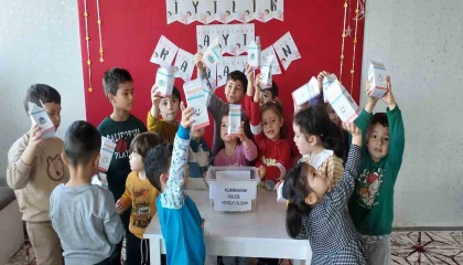 Minikler kumbarada iyilik biriktirdi