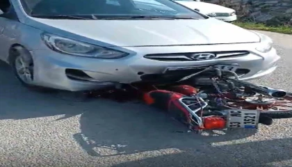 Motosiklet otomobilin altına girdi