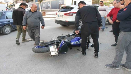 Motosiklet sürücüsü kazayı hafif sıyrıklarla atlattı.