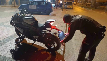 Motosikletin plakasını bereyle kapatan sürücü kaza yapınca ceza yedi