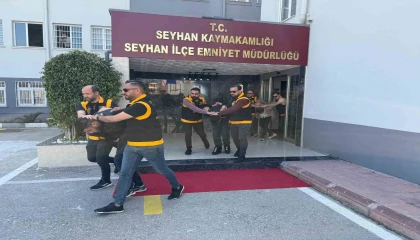 O anlar kamerada: Silikon maskeli şüpheliler kalaşnikofla yakalandı