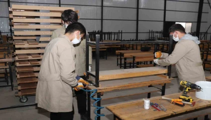 Öğrenciler, yeniliyor sıralar okullara dönüyor