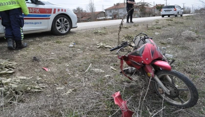 Okul çıkışı yaya olarak eve dönen 13 yaşındaki çocuğa motosiklet çarptı: 3 yaralı