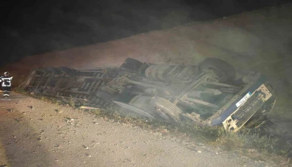 Ölüm virajı yine can aldı: Tır hurdaya döndü, sürücü hayatını kaybetti