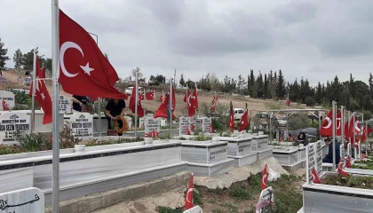 Osmaniyede şehitler ile depremde hayatını kaybedenlerin kabirleri ziyaret edildi