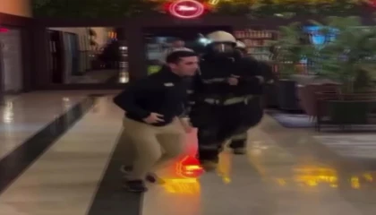 Otelin elektrik panosunda çıkan yangın paniğe neden oldu