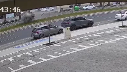 Otomobil ağaca çarptı: O anlar kamerada