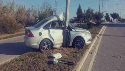 Otomobil aydınlatma direğine çarptı: 1 yaralı