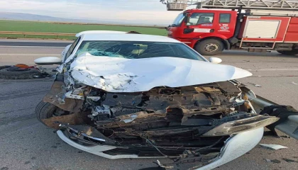 Otomobil bariyerlere çarptı: 3 yaralı