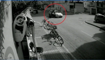 Otomobil ile motosiklet çarpıştı