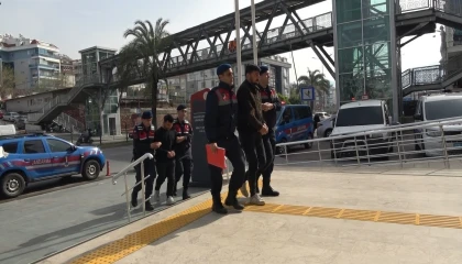 Otomobile asit döktü, hiç olmamış gibi yoluna devam etti