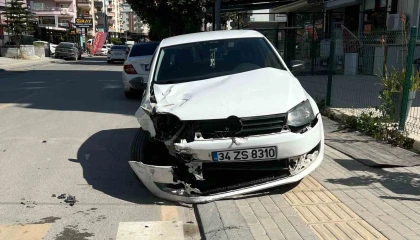 Otomobile çarpan motosikletin sürücüsü havaya uçtu