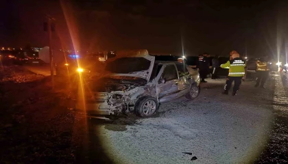 Otomobiller çarpıştı: 1 ölü, 2 yaralı