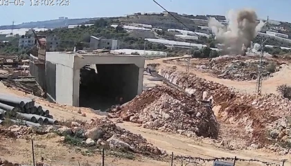 Otoyol şantiyesindeki patlamada kaya parçaları evlere isabet etti: 2 yaralı