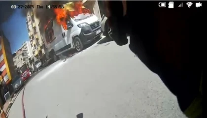 Park halindeki araç alev alev yandı