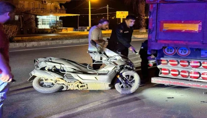 Park halindeki tıra çarpan motosikletin sürücüsü yaralandı