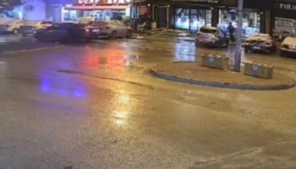 Park halindeyken aniden hareket eden araç yayaya çarptı: 1 yaralı