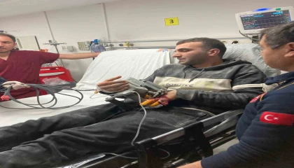 Parmağının sıkıştığı iş makinesinin parçasıyla hastaneye kaldırıldı