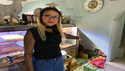 Restorana giren hırsız kasayı kaldıramayınca sürükleyerek götürdü