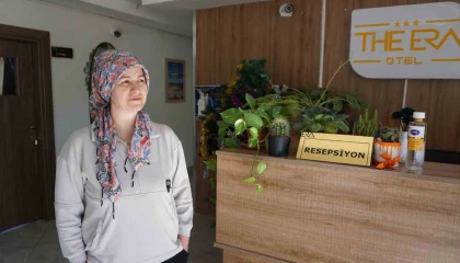 Sahip olduğu otelin her şeyi: Temizlik, resepsiyon, yemek onun elinden geçiyor