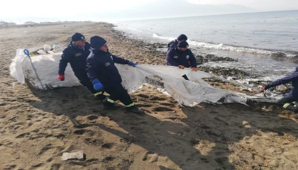 Samandağ sahilinden torbalarca çöp toplandı