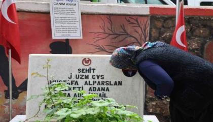 Şehitlikte hüzünlü bayramlaşma: Fotoğraflarını öperek bayramlaştılar