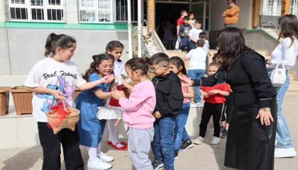 Şenlik gibi bayramlaşma: Bin 200 öğrenci birbiriyle bayramlaştı