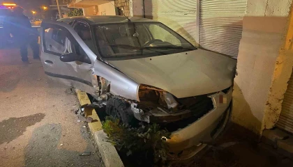 Serikte iki otomobil çarpıştı: 1 yaralı