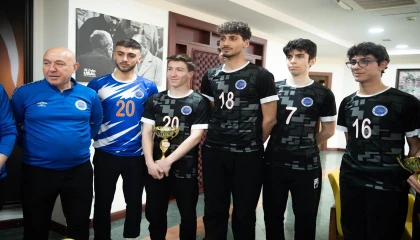 Seyhan Belediyesporlu voleybolculardan Başkan Tekine üç kupa