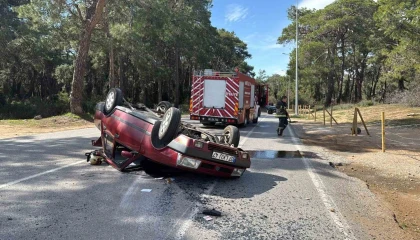 Seyir halindeyken devrilen otomobil takla atıp ters döndü