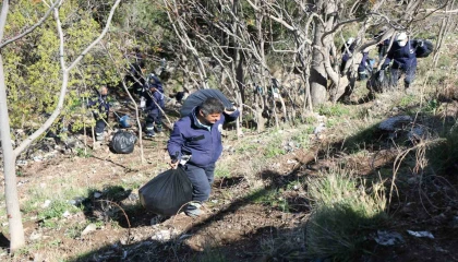 Seyir terasında gerçekleştirilen temizlik çalışmalarında torbalarca çöp toplandı