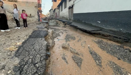 Su borusu patladı, iş yerleri ve araçlar zarar gördü