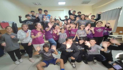 Sürpriz doğum günü öğretmeni ağlattı