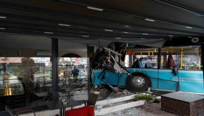 Sürücüsü fenalaşan halk otobüsü araçlara çarpıp kafeteryaya daldı: 3 yaralı