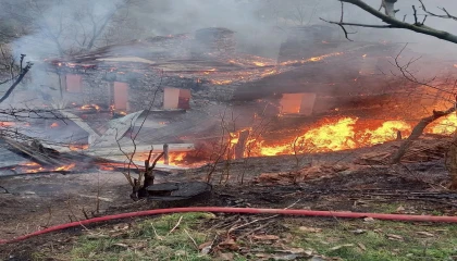 Sütçülerde çıkan ev yangını itfaiye ekiplerince söndürüldü