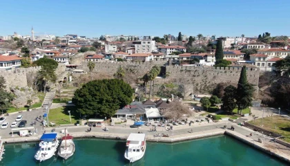 Tarihi Kaleiçi surları çökme tehlikesiyle karşı karşıya